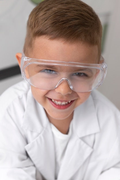 Foto kleine jongen doet een experiment op school