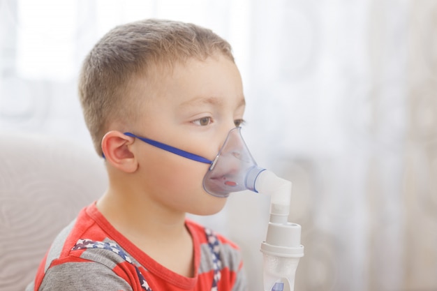 Kleine jongen doet therapeutische inhalatie