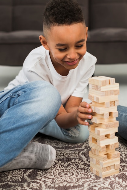 Foto kleine jongen een spel binnenshuis spelen