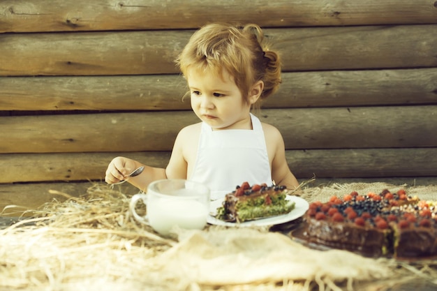 Kleine jongen eet fruitcake