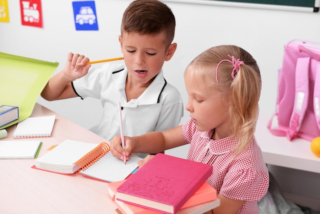 Kleine jongen en meisje in de klas