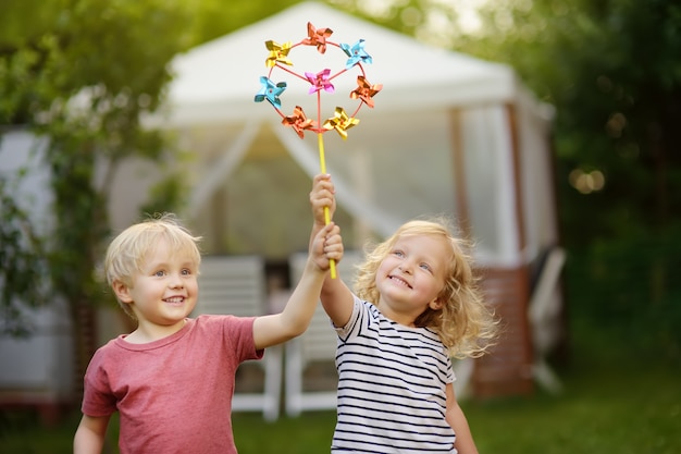 Kleine jongen en meisje plezier tijdens wandeling