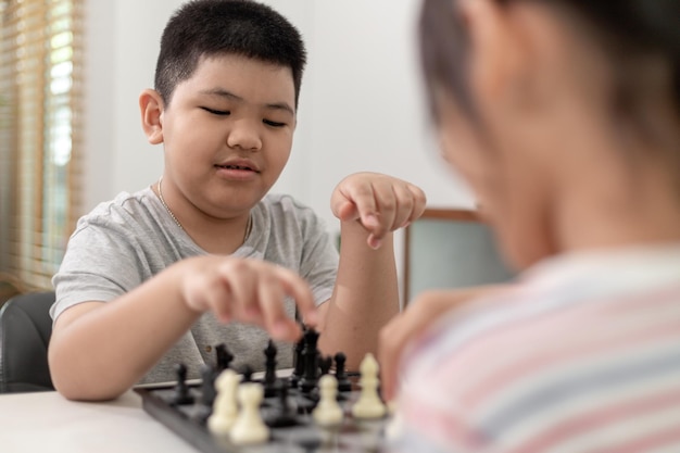 Kleine jongen en meisje schaken thuisKinderen schaken