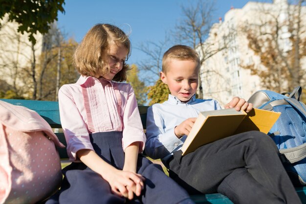 Kleine jongen en meisje schoolkinderen lezen boek