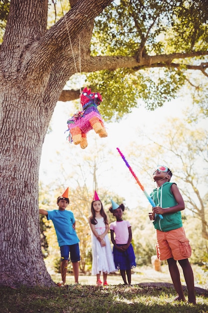 Kleine jongen gaat een pinata breken voor zijn verjaardag