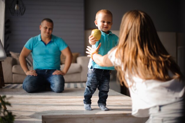 Kleine jongen gaat van vader naar moeder