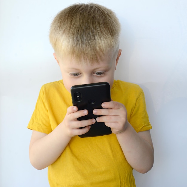 kleine jongen gebruikt een smartphone