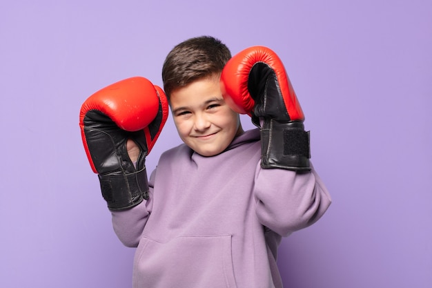 Kleine jongen gelukkig expressie boksconcept