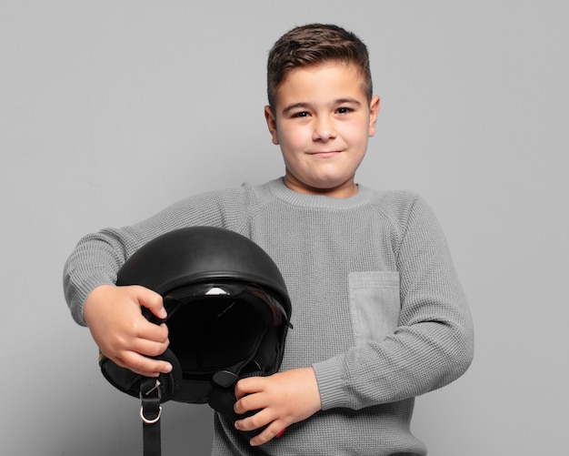 Kleine jongen gelukkige uitdrukking. motorhelm concept