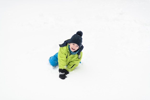 Kleine jongen heeft plezier in de sneeuw