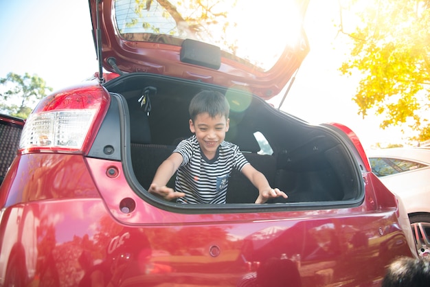 Kleine jongen in de auto zit