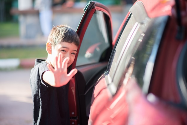 Kleine jongen in de auto zit