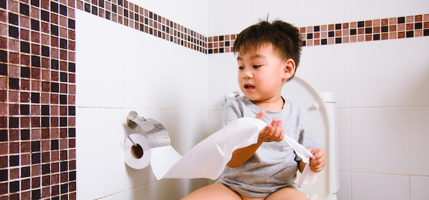 Kleine jongen in de badkamer