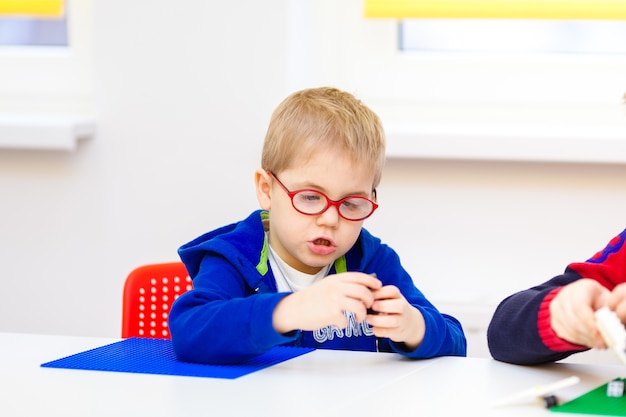 Kleine jongen in de kleuterschool preschool klas interieur