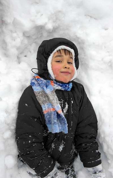 Foto kleine jongen in de sneeuw