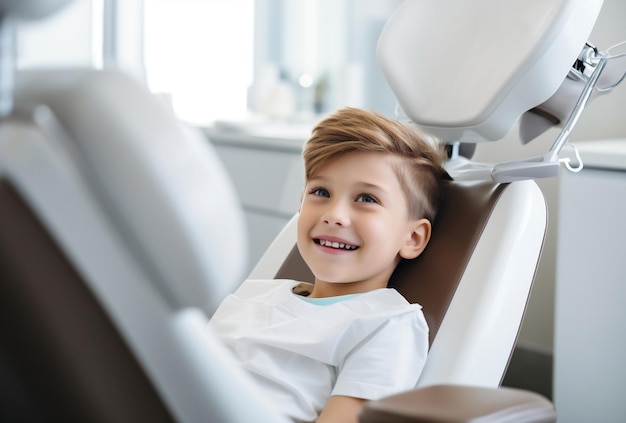 Kleine jongen in de tandheelkunde voor tandheelkundige gezondheidscontrole zittend op een stoel met mooie glimlach