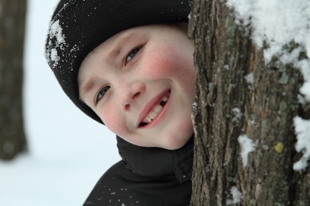 kleine jongen in de winter