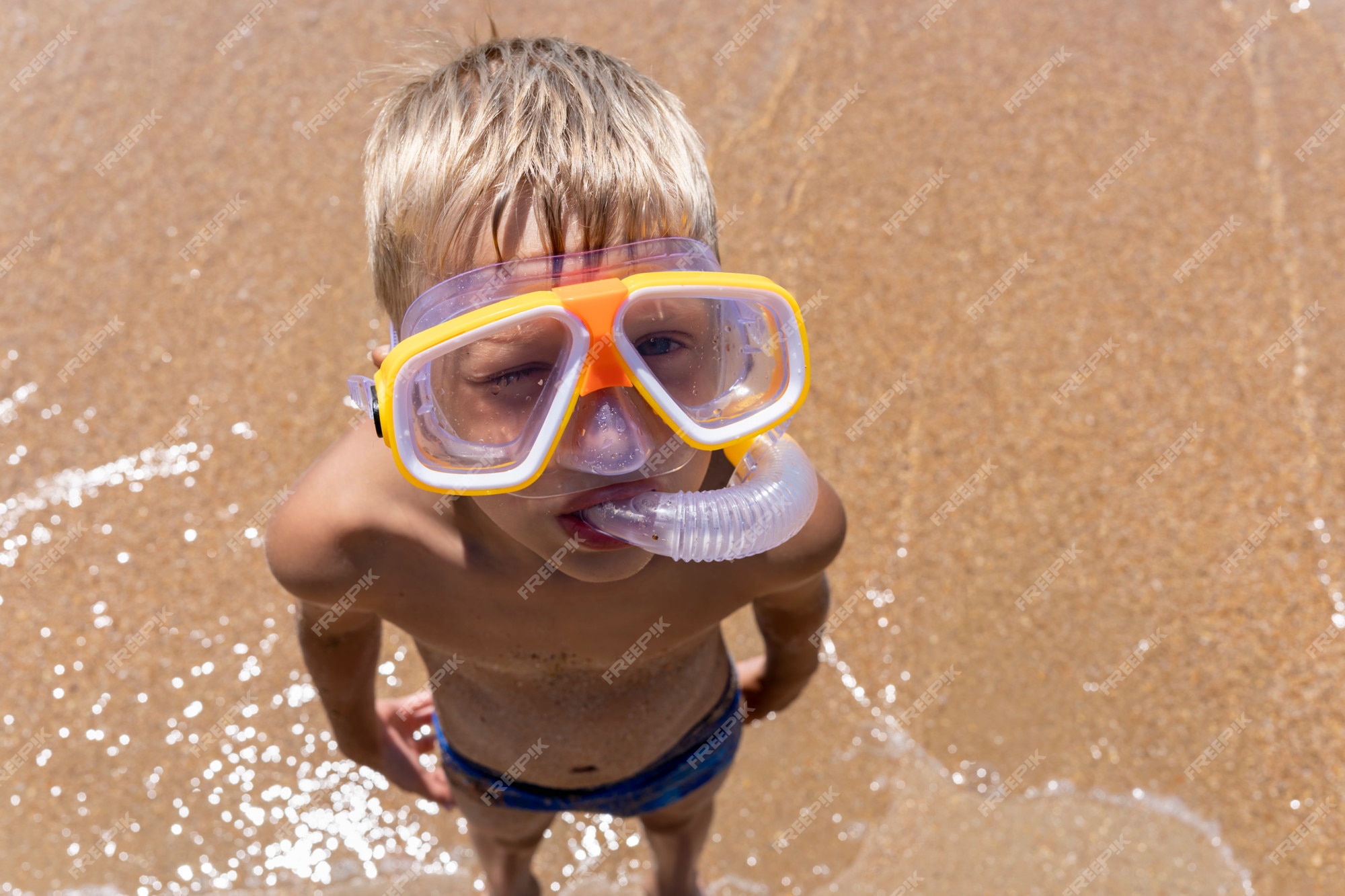 Specialist pijpleiding Overjas Kleine jongen in een geel duikbril en snorkel. een kind staat tegen de  achtergrond van een zandstrand. leuke vakantie met waterspelletjes. |  Premium Foto