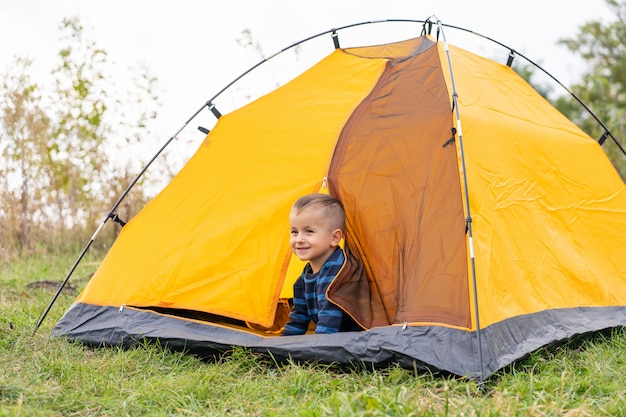 Kleine jongen in een tent