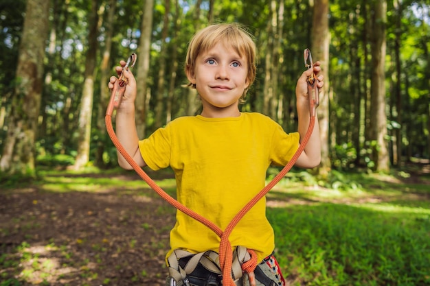 Kleine jongen in een touwpark actieve fysieke recreatie van het kind in de frisse lucht in het park training voor kinderen