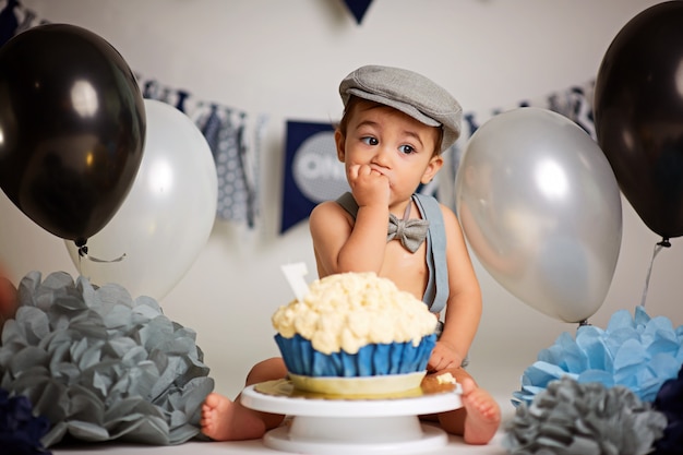 Kleine jongen in een verjaardagsfeestje