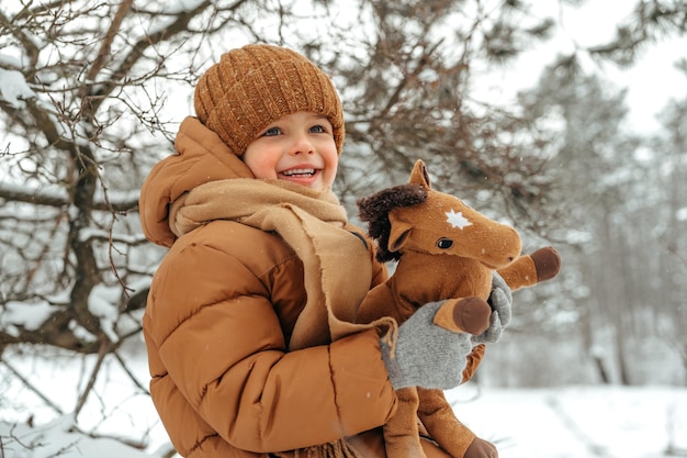 Kleine jongen in een winterpark of bos