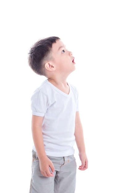 Kleine jongen in het witte T-shirt staan