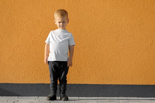 Kleine jongen in witte t-shirtruimte voor uw logo of ontwerp