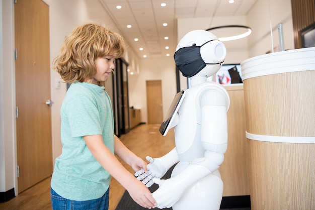 Kleine jongen interactie met robot als innovatieve technologiecommunicatie