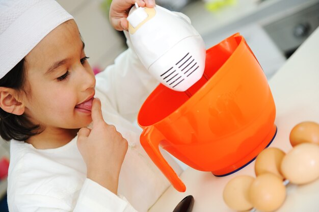 Kleine jongen is aan het koken