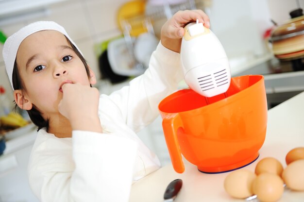 Kleine jongen is aan het koken