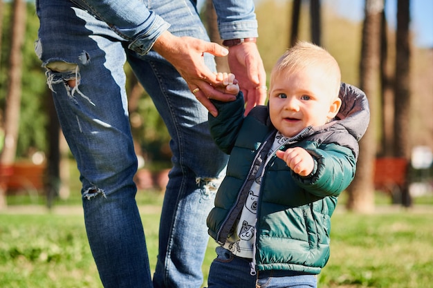 Kleine jongen leren lopen