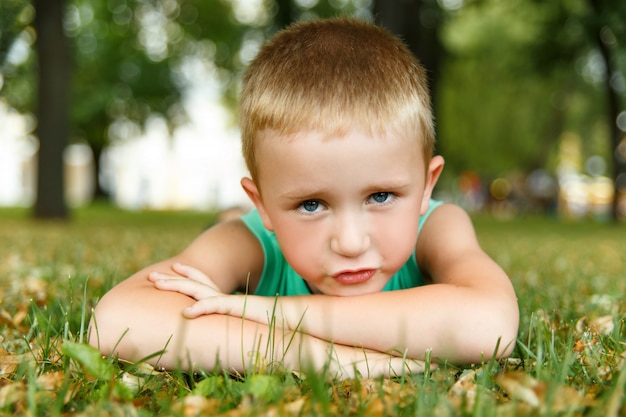 Kleine jongen liegen