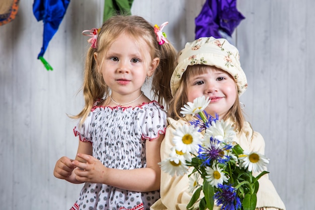 Kleine jongen meisjes spelen met geiten in landbouwgrond