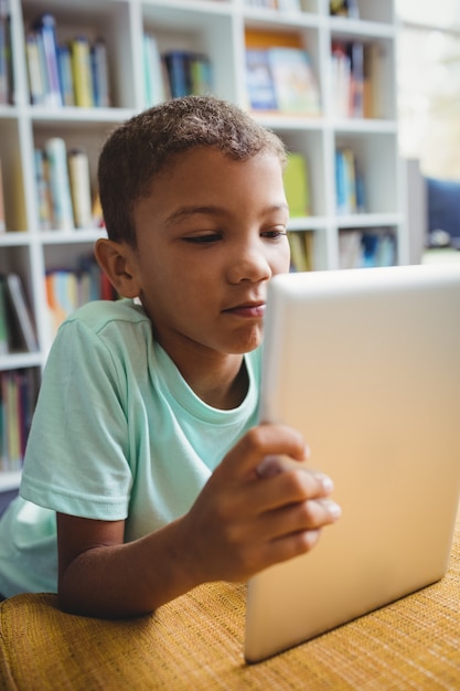 Kleine jongen met behulp van een tablet