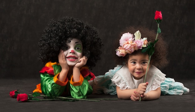 Kleine jongen met clown make-up