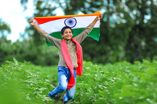 Kleine jongen met de indiase vlag in de natuur