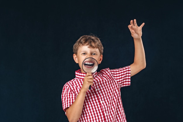 Kleine jongen met een vergrootglas