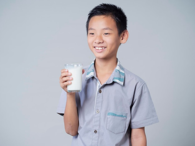 Kleine jongen met glas melk