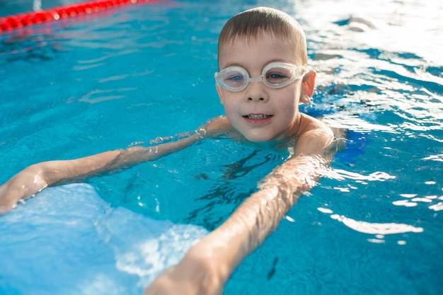 Kleine jongen met googles op een zwembad