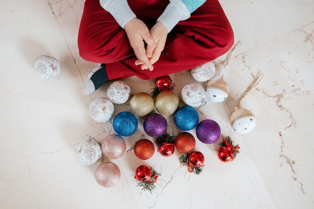 Kleine jongen met kerstversieringen