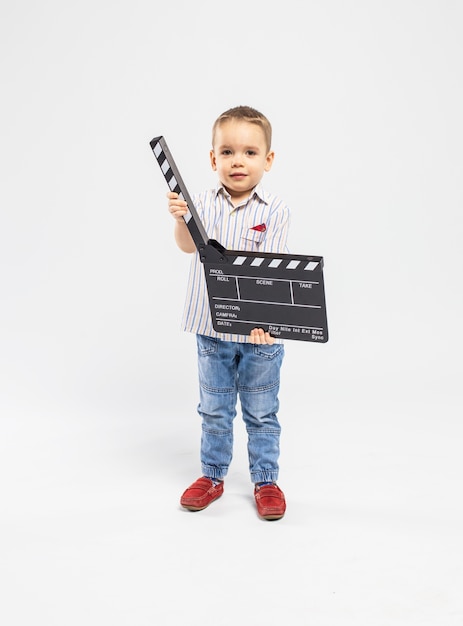 kleine jongen met klepel bord in de studio