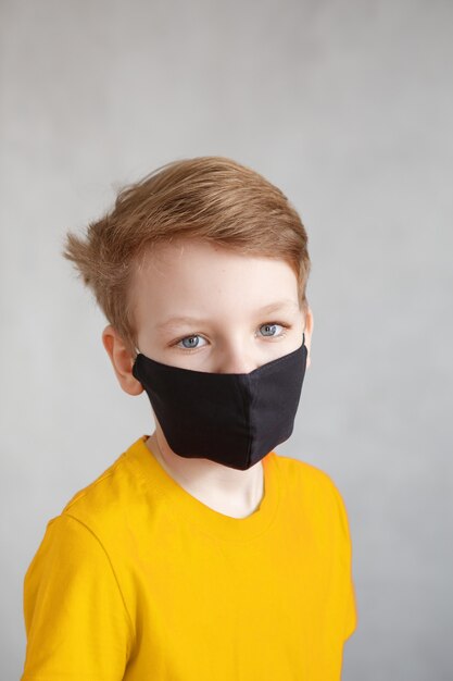 Kleine jongen met masker tegen coronavirus covid-19, 2019-nCov.