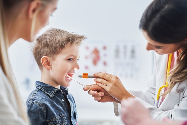 kleine jongen met medisch onderzoek door kinderarts