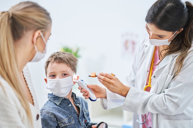 kleine jongen met medisch onderzoek door kinderarts