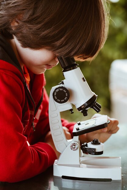 Kleine jongen met microscoop