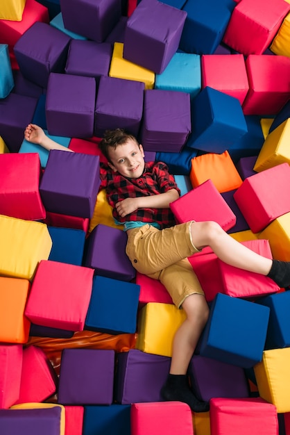 Kleine jongen met plezier met zachte kleurrijke blokjes