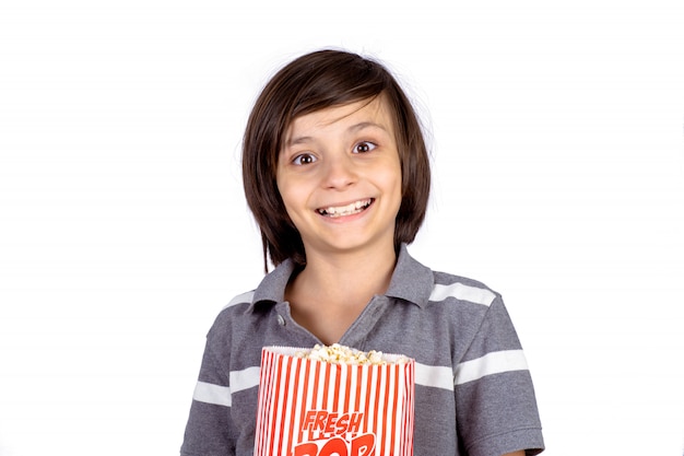 Kleine jongen met popcorn.