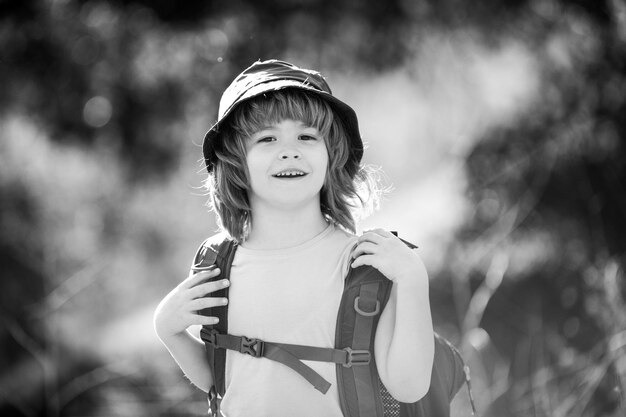 Kleine jongen met rugzak wandelen in schilderachtige bergen jongen lokale toerist gaat op een lokale wandeling