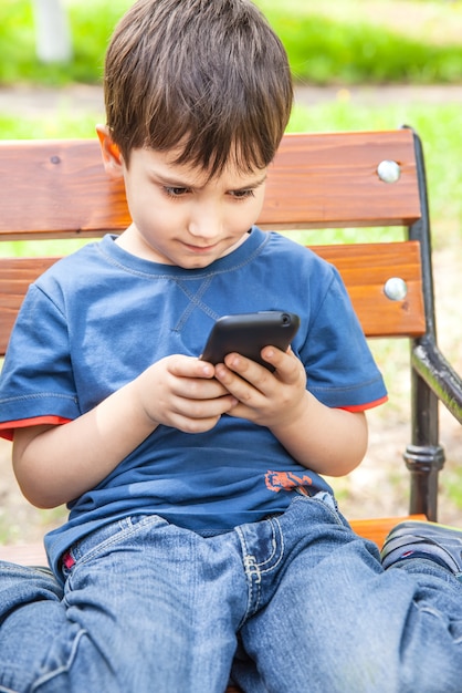 Kleine jongen met smartphone